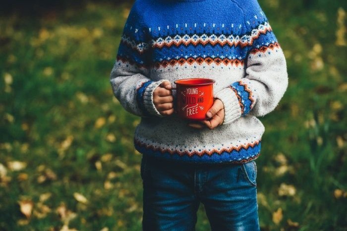 niño tomando te